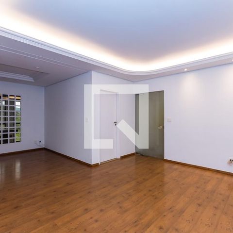 Casa à venda com 450m², 4 quartos e 4 vagas Casa à venda com 450m², 4 quartos e 4 vagasSala