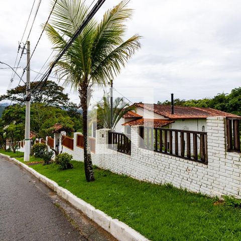 Casa à venda com 450m², 4 quartos e 4 vagas Casa à venda com 450m², 4 quartos e 4 vagasFachada