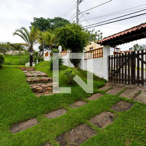 Casa à venda com 450m², 4 quartos e 4 vagas Casa à venda com 450m², 4 quartos e 4 vagasFachada