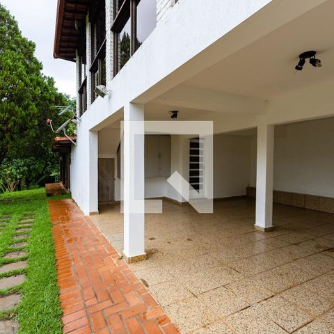 Casa à venda com 450m², 4 quartos e 4 vagas Casa à venda com 450m², 4 quartos e 4 vagasGaragem