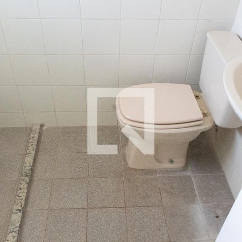 Apartamento à venda com 408m², 4 quartos e 4 vagasBANHEIRO DA ÁREA DE SERVIÇO
