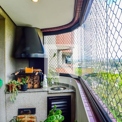 Apartamento à venda com 202m², 4 quartos e 3 vagas Apartamento à venda com 202m², 4 quartos e 3 vagasVaranda