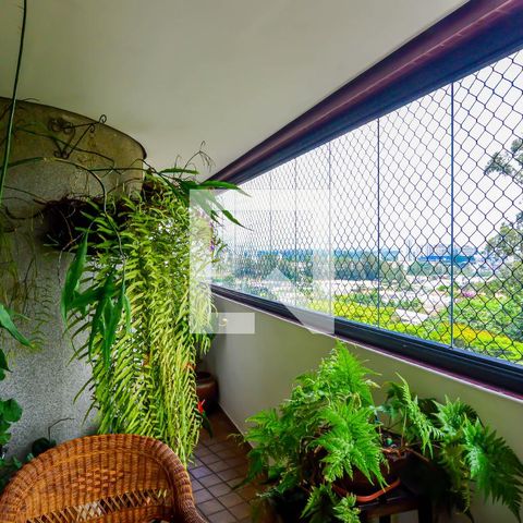 Apartamento à venda com 202m², 4 quartos e 3 vagas Apartamento à venda com 202m², 4 quartos e 3 vagasVaranda
