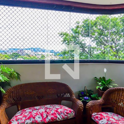 Apartamento à venda com 202m², 4 quartos e 3 vagas Apartamento à venda com 202m², 4 quartos e 3 vagasVaranda