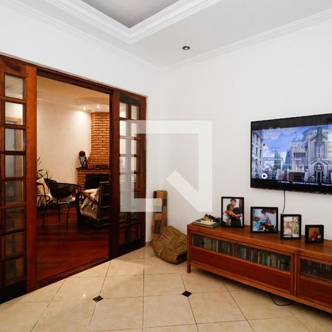Casa à venda com 390m², 3 quartos e 2 vagas Casa à venda com 390m², 3 quartos e 2 vagasSala de TV