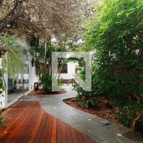 Casa à venda com 390m², 3 quartos e 2 vagas Casa à venda com 390m², 3 quartos e 2 vagasÁrea externa