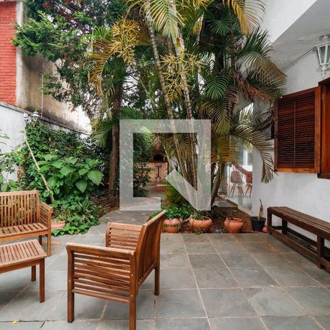 Casa à venda com 390m², 3 quartos e 2 vagas Casa à venda com 390m², 3 quartos e 2 vagasÁrea externa