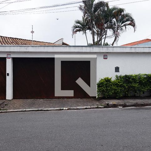 Casa à venda com 390m², 3 quartos e 2 vagas Casa à venda com 390m², 3 quartos e 2 vagasFachada