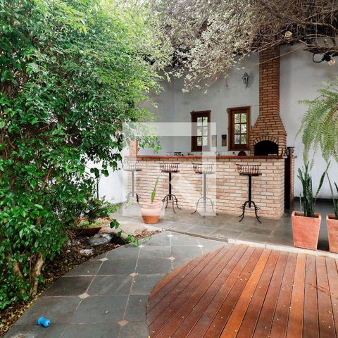 Casa à venda com 390m², 3 quartos e 2 vagas Casa à venda com 390m², 3 quartos e 2 vagasÁrea externa