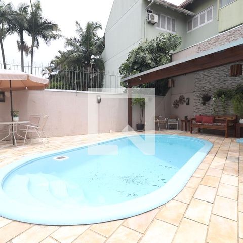Casa à venda com 204m², 4 quartos e 2 vagasPiscina