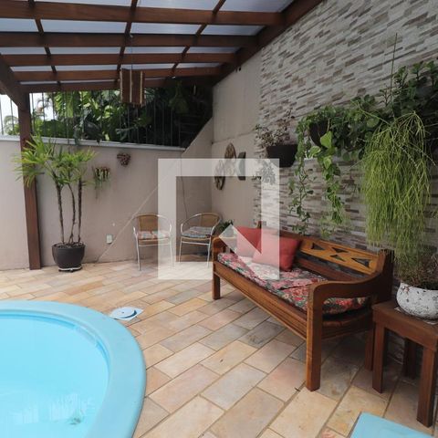 Casa à venda com 204m², 4 quartos e 2 vagasPiscina