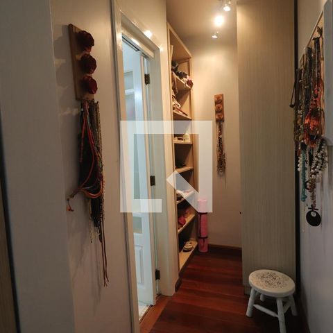 Casa à venda com 204m², 4 quartos e 2 vagasSuíte closet