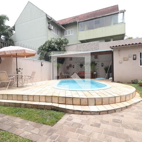 Casa à venda com 204m², 4 quartos e 2 vagasPiscina