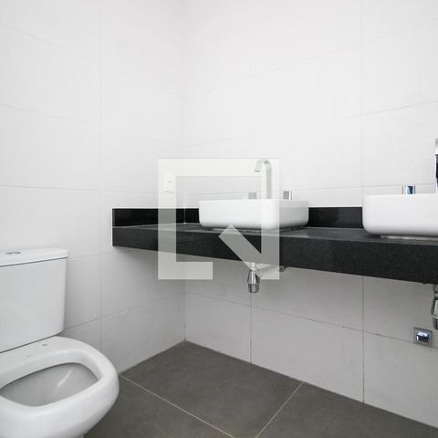 Casa de condomínio à venda com 225m², 3 quartos e 2 vagas Casa de condomínio à venda com 225m², 3 quartos e 2 vagasBanheiro da Suíte