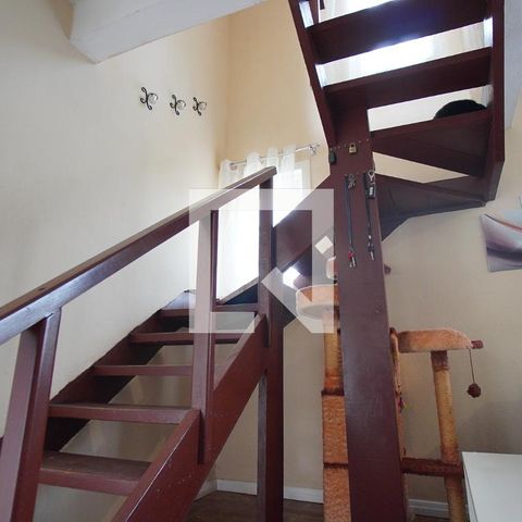 Casa à venda com 170m², 4 quartos e 2 vagasEscada - Segundo Andar
