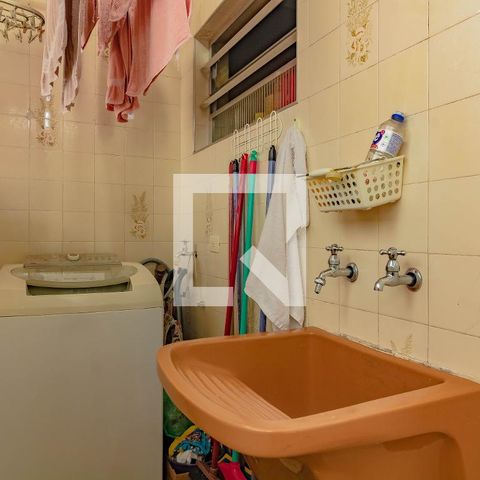 Casa à venda com 248m², 4 quartos e 2 vagas Casa à venda com 248m², 4 quartos e 2 vagasÁrea de Serviço casa 2
