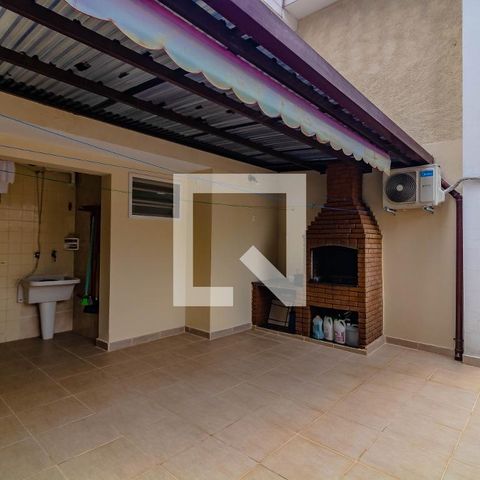 Casa à venda com 248m², 4 quartos e 2 vagas Casa à venda com 248m², 4 quartos e 2 vagasÁrea de Serviço casa 2