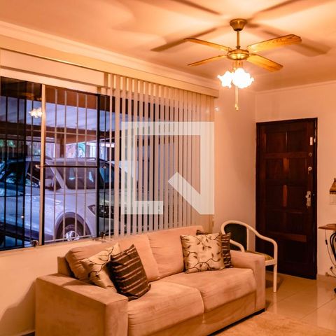 Casa à venda com 248m², 4 quartos e 2 vagas Casa à venda com 248m², 4 quartos e 2 vagasSala