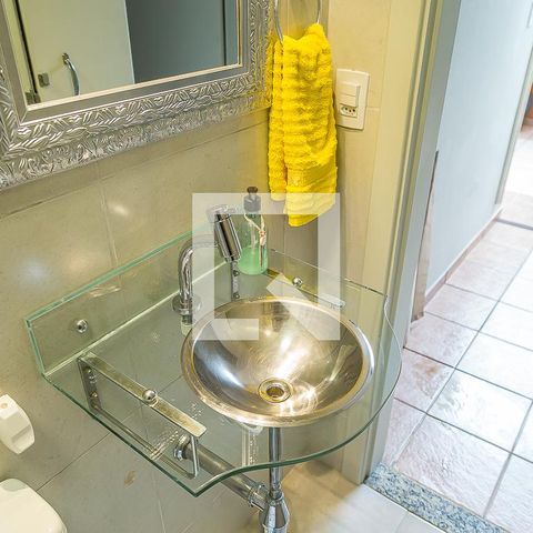 Casa à venda com 157m², 3 quartos e 2 vagas Casa à venda com 157m², 3 quartos e 2 vagasBanheiro de Serviço - Pia