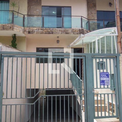 Casa à venda com 126m², 2 quartos e 3 vagas Casa à venda com 126m², 2 quartos e 3 vagasFachada