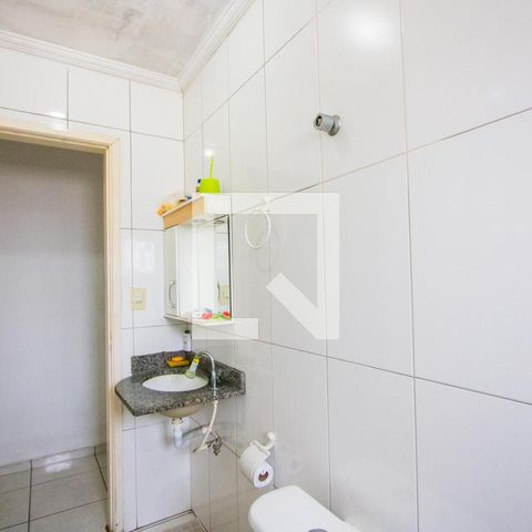 Casa à venda com 72m², 4 quartos e 2 vagas Casa à venda com 72m², 4 quartos e 2 vagasBanheiro