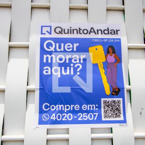 Casa à venda com 72m², 4 quartos e 2 vagas Casa à venda com 72m², 4 quartos e 2 vagasPlaquinha instalada na fachada