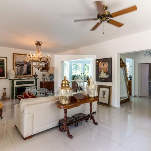 Casa à venda com 400m², 3 quartos e 10 vagas Casa à venda com 400m², 3 quartos e 10 vagasSala