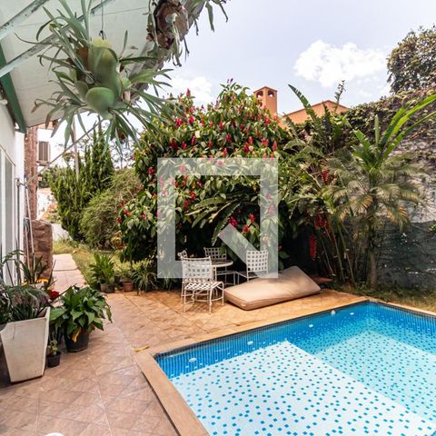 Casa à venda com 400m², 3 quartos e 10 vagas Casa à venda com 400m², 3 quartos e 10 vagasPiscina
