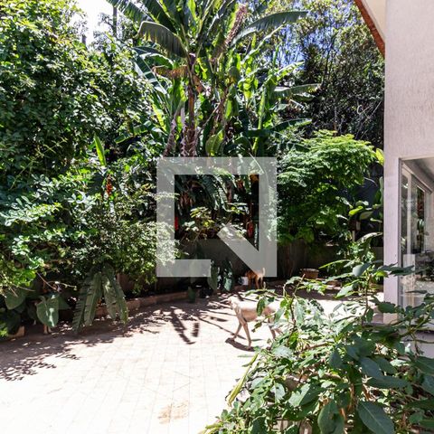 Casa à venda com 400m², 3 quartos e 10 vagas Casa à venda com 400m², 3 quartos e 10 vagasQuintal