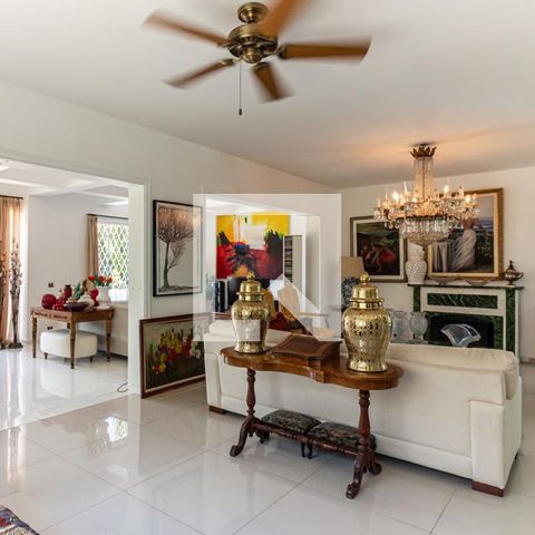 Casa à venda com 400m², 3 quartos e 10 vagas Casa à venda com 400m², 3 quartos e 10 vagasSala