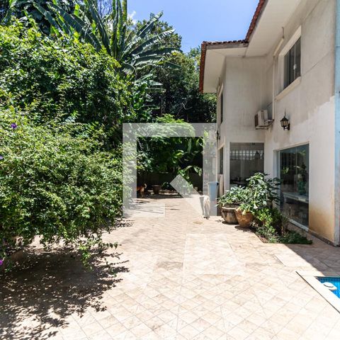 Casa à venda com 400m², 3 quartos e 10 vagas Casa à venda com 400m², 3 quartos e 10 vagasQuintal