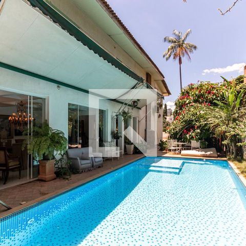 Casa à venda com 400m², 3 quartos e 10 vagas Casa à venda com 400m², 3 quartos e 10 vagasPiscina