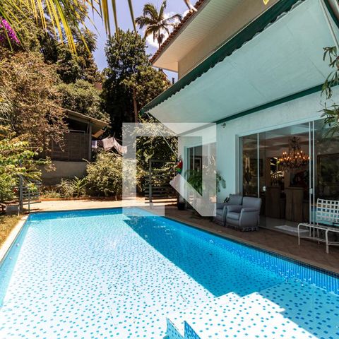 Casa à venda com 400m², 3 quartos e 10 vagas Casa à venda com 400m², 3 quartos e 10 vagasPiscina