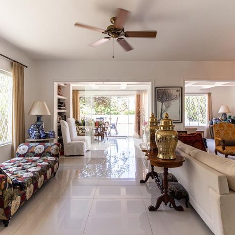Casa à venda com 400m², 3 quartos e 10 vagas Casa à venda com 400m², 3 quartos e 10 vagasSala
