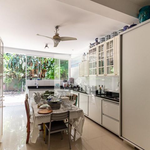 Casa à venda com 400m², 3 quartos e 10 vagas Casa à venda com 400m², 3 quartos e 10 vagasCozinha