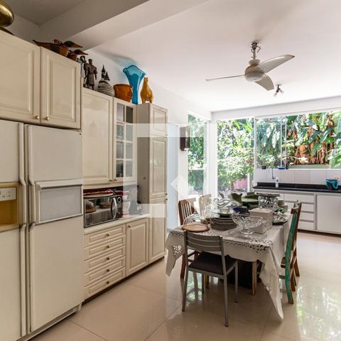 Casa à venda com 400m², 3 quartos e 10 vagas Casa à venda com 400m², 3 quartos e 10 vagasCozinha