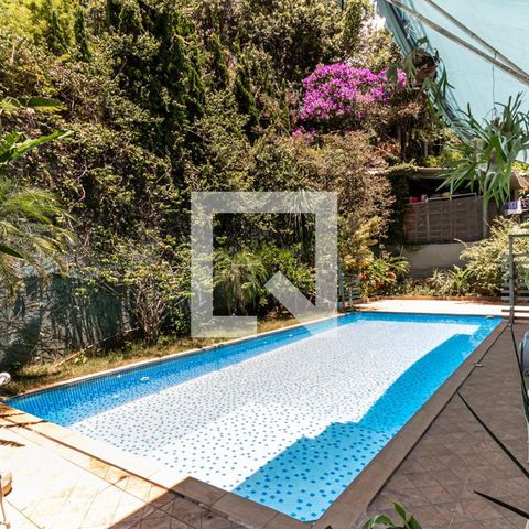Casa à venda com 400m², 3 quartos e 10 vagas Casa à venda com 400m², 3 quartos e 10 vagasPiscina