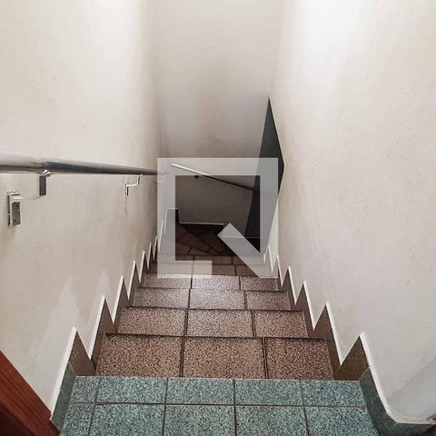 Casa à venda com 272m², 5 quartos e 6 vagas Casa à venda com 272m², 5 quartos e 6 vagasEscada