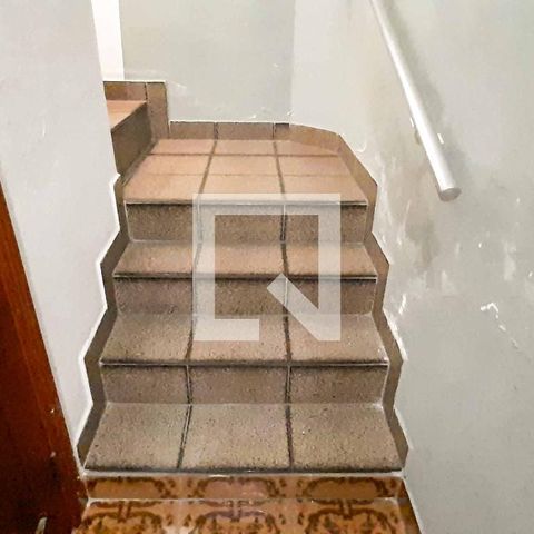 Casa à venda com 272m², 5 quartos e 6 vagas Casa à venda com 272m², 5 quartos e 6 vagasEscada