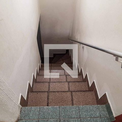 Casa à venda com 272m², 5 quartos e 6 vagas Casa à venda com 272m², 5 quartos e 6 vagasEscada
