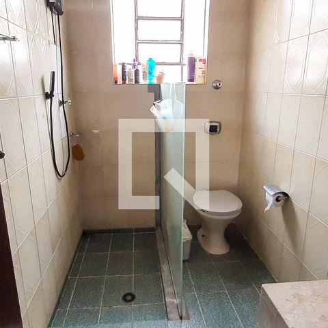 Casa à venda com 272m², 5 quartos e 6 vagas Casa à venda com 272m², 5 quartos e 6 vagasBanheiro do Quarto 1