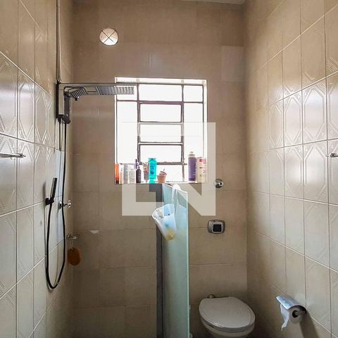 Casa à venda com 272m², 5 quartos e 6 vagas Casa à venda com 272m², 5 quartos e 6 vagasBanheiro do Quarto 1