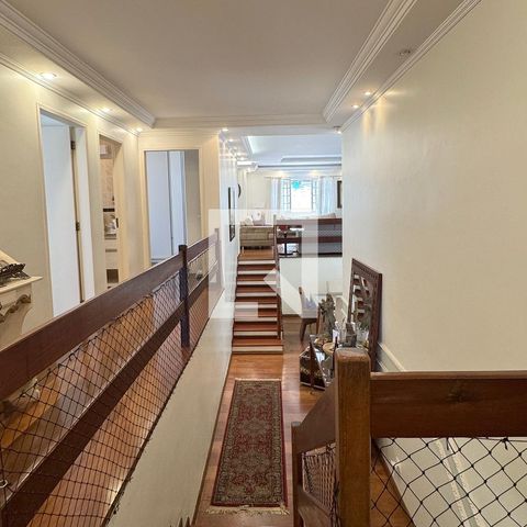 Casa de condomínio à venda com 360m², 4 quartos e 4 vagasEscada