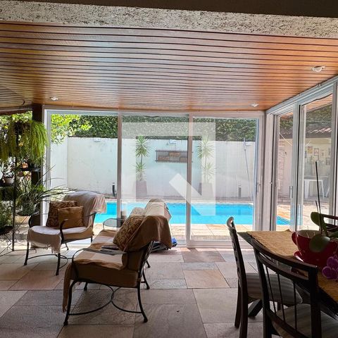 Casa de condomínio à venda com 360m², 4 quartos e 4 vagasSala