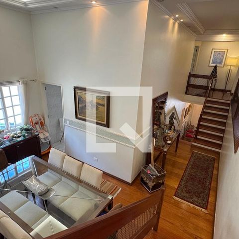 Casa de condomínio à venda com 360m², 4 quartos e 4 vagasEscada