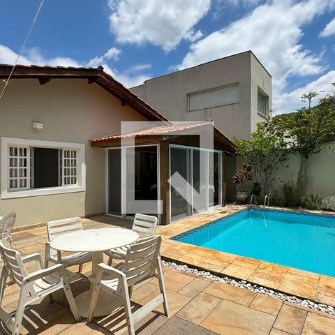 Casa de condomínio à venda com 360m², 4 quartos e 4 vagasPiscina