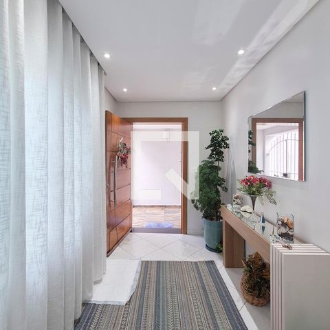Casa à venda com 226m², 4 quartos e 4 vagas Casa à venda com 226m², 4 quartos e 4 vagasSala