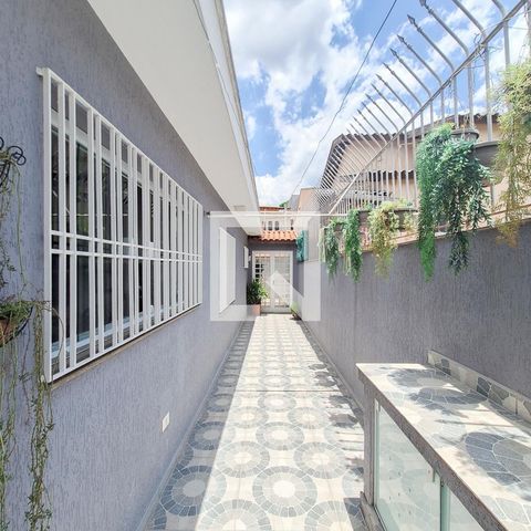 Casa à venda com 226m², 4 quartos e 4 vagas Casa à venda com 226m², 4 quartos e 4 vagasLateral