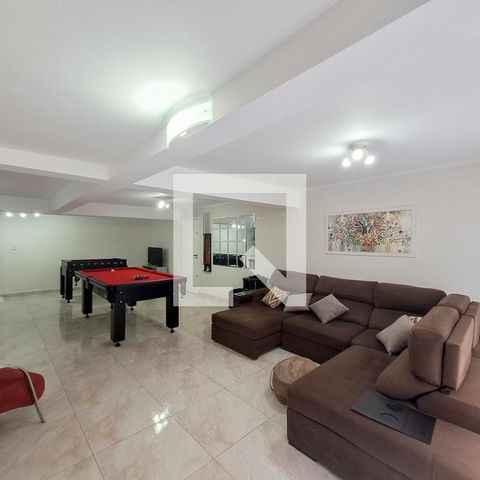 Casa à venda com 226m², 4 quartos e 4 vagas Casa à venda com 226m², 4 quartos e 4 vagasSalão