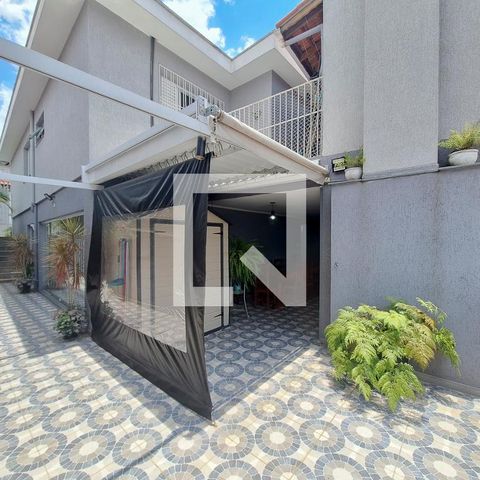 Casa à venda com 226m², 4 quartos e 4 vagas Casa à venda com 226m², 4 quartos e 4 vagasQuintal